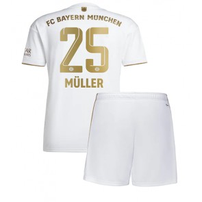 Bayern Munich Thomas Muller #25 kläder Barn 2022-23 Bortatröja Kortärmad (+ korta byxor)